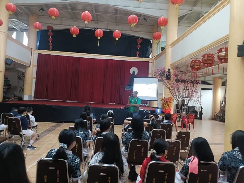 education for elementary school children about how to sort waste